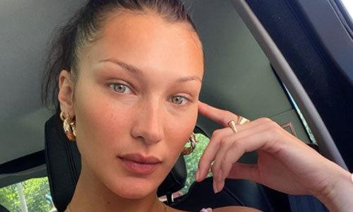 Amerikaans topmodel Bella Hadid met rode pruik naakt op Instagram (foto)