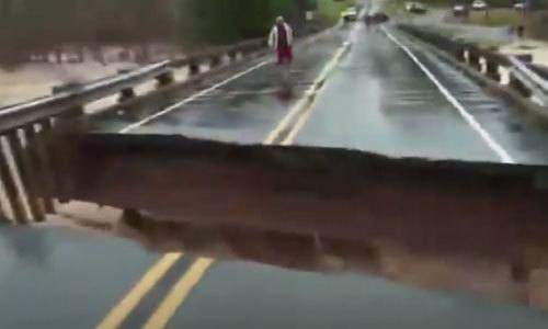 Brug begeeft het tijdens live verslaggeving terwijl journaliste en cameraman er nog op staan (video)