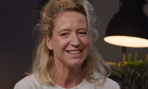 Cath Luyten: “Veel plastische chirurgie nodig om m’n smoelke weer in orde te krijgen” (video)