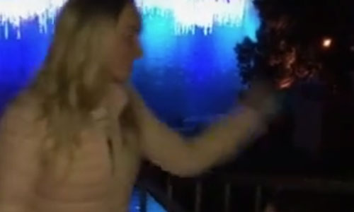 Man krijgt fikse klap op zijn hoofd tijdens aanzoek: “Neenee, deze keer is het voor echt!” (video)