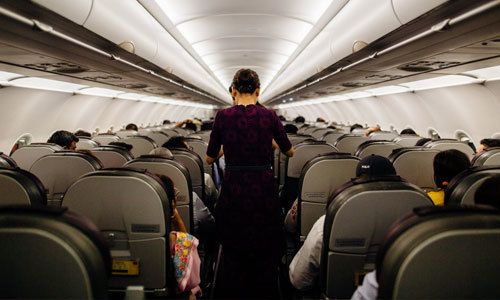 Stewardess die pikante voorstellen aanbiedt aan passagiers zorgt voor kopzorgen bij British Airways (foto’s)