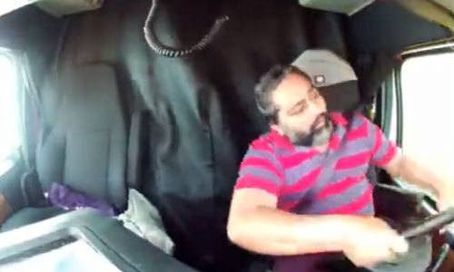 Vrachtwagenchauffeur valt in slaap achter stuur. De gevolgen? DESASTREUS! (video)