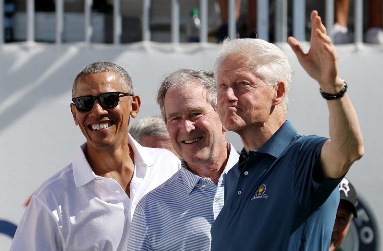 Ex-presidenten Obama, Bush en Clinton willen hun coronavaccinatie op tv uitzenden