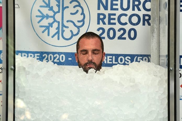 BIZAR. Fransman breekt wereldrecord zitten in ijsblokjes (foto’s)