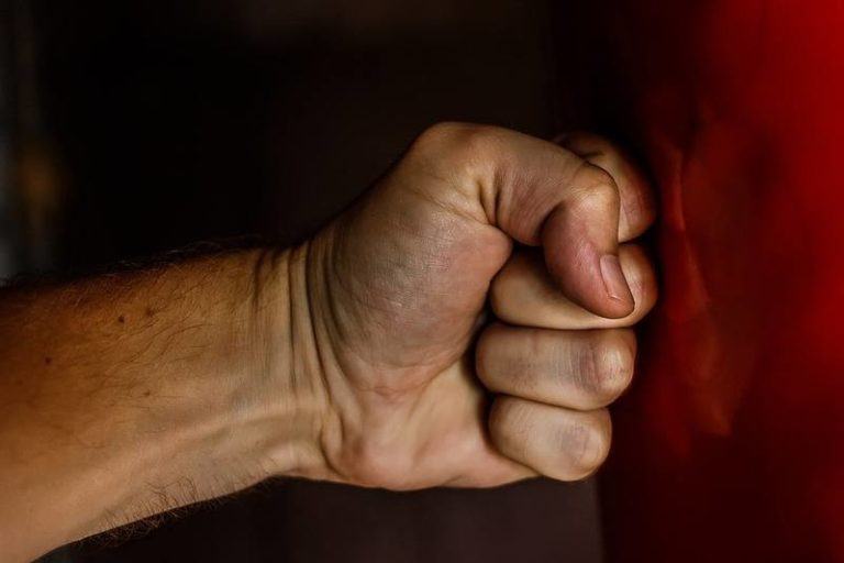 BIZAR. Burenruzie loopt volledig uit de hand: “Hij sleurde zijn buurvrouw van de trap”