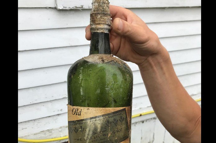 Nieuwe huiseigenaars ontdekken geheime kamer vol eeuwenoude gesmokkelde whiskey (video)