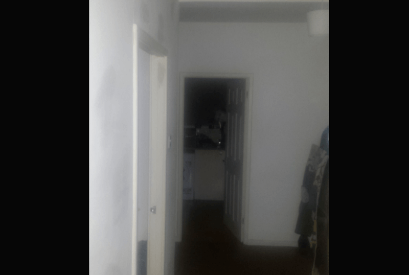 WTF. Man hoort rare geluiden in keuken, neemt foto en pakt zijn biezen nadat hij ziet wat erop staat (foto)