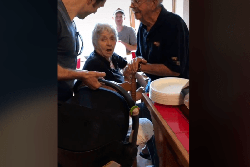 Man verrast grootouders op kerst met zijn “geheime” baby. Hun reactie? Hilarisch! (video)