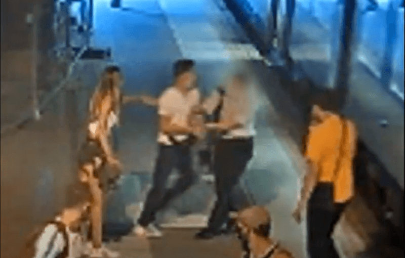 Rokende jongeren op trein bespuwen en vallen controleur aan nadat hij hen vraagt uit te stappen (video)