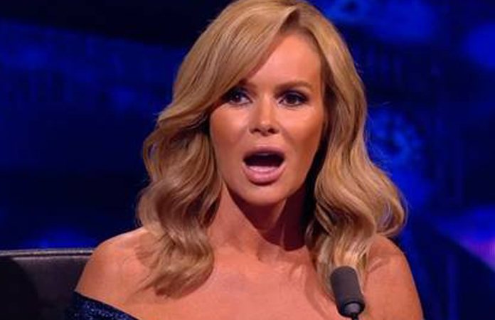 ‘BGT’-jurylid Amanda Holden deelt gewaagde kerstfoto: “Ongelofelijk, wat een lichaam!”