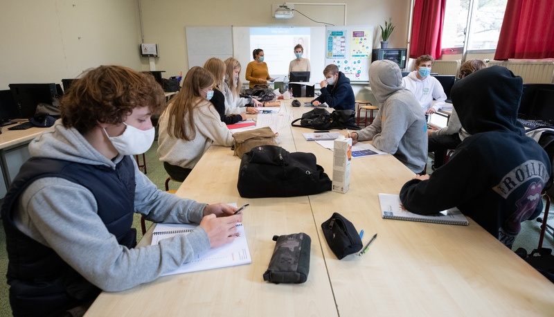 Oppositiepartijen willen gratis maandverband en tampons in Vlaamse scholen