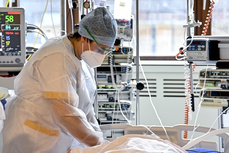 Bijna geen daling meer in coronacijfers, ziekenhuisopnames weer licht gestegen