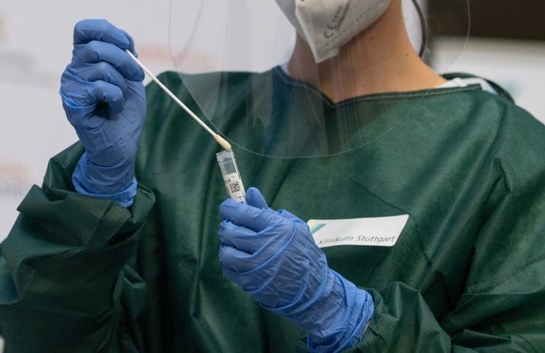 Hoe lang blijf je veilig in één ruimte met besmet persoon? Risico groter dan gedacht
