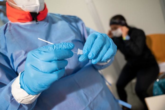 Nieuwe test voorspelt of coronapatiënt ernstig ziek zal worden