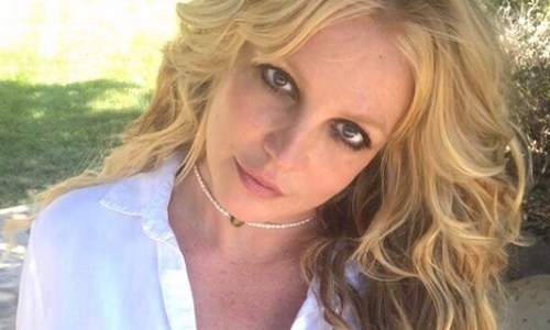 Bezorgde fans gechoqueerd door verjaardagsfoto van Britney Spears: “Dat is GRUWELIJK!” (foto)