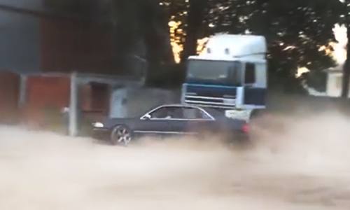 Stoere kerel wil even tonen wat hij met zijn wagen kan. Dat was een SLECHT plan! (video)
