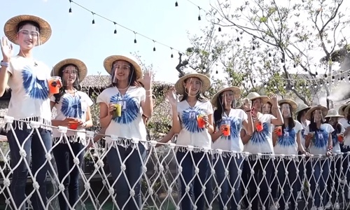 ‘Miss Thailand’-kandidates poseren samen op brug. Maar dan? Allemaal KLETSNAT! (video)