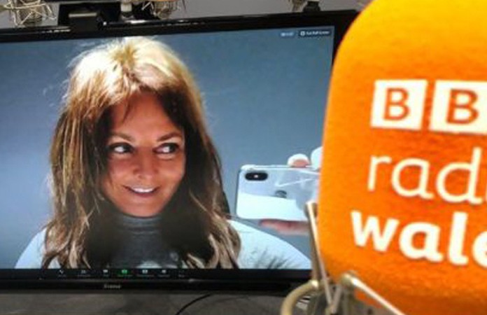 Radiopresentatrice gegeneerd wanneer camera plots focust op haar borsten (foto’s)