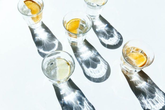 Dit gebeurt er als je ’s ochtends meteen een glas water drinkt