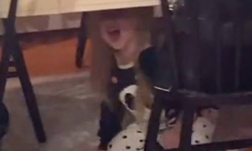 Ophef over vader die zijn dochtertje loeihard beetneemt: “Dat doe je niet!” (video)