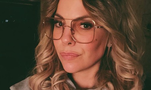 Eline De Munck poseert op sensuele wijze in badpak. Fans lovend: “Wat een moordlijf!” (foto)