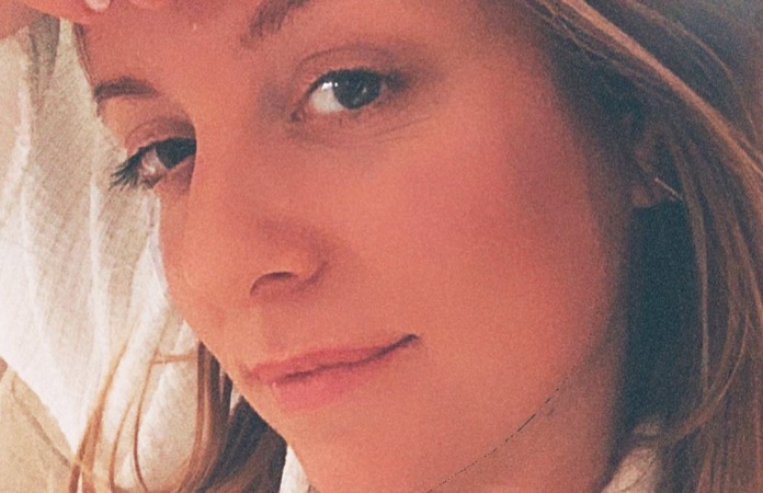 Elke Clijsters poseert gedurfd in badkamer: “Mijn poep is puur natuur” (foto)