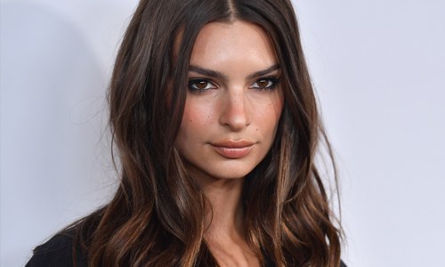 Emily Ratajkowski toont boezem na 6 maanden zwangerschap. Fans geloven hun ogen niet: “Ze groeien zo snel!” (foto)