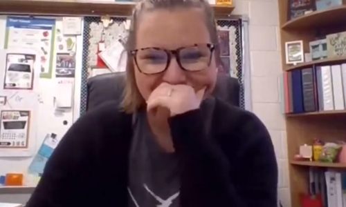 HILARISCH: Kindjes lachen zich haast een breuk wanneer de juf plots… een scheetje laat! (video)