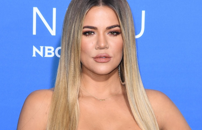 Khloé Kardashian poseert zonder bovenstukje voor eigen modemerk: “Kan ze haar kleren nu écht nooit aanhouden?” (foto)