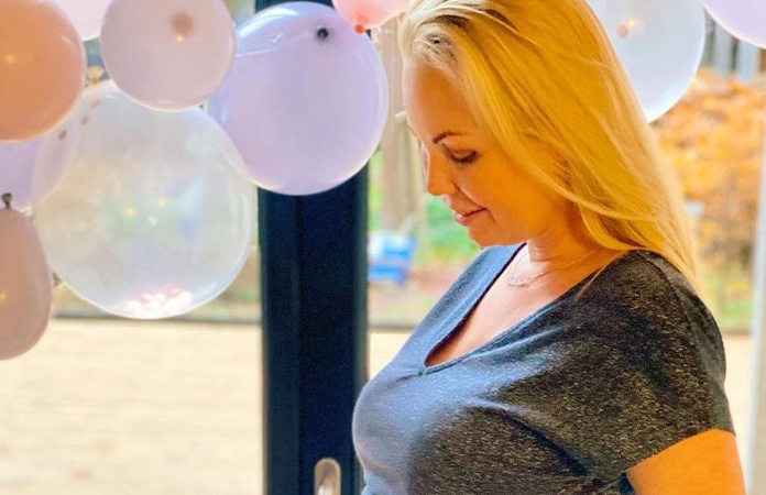 Lesley-Ann Poppe deelt laatste zwangerschapsfoto: “Morgen kunnen we ons dochtertje eindelijk vasthouden”