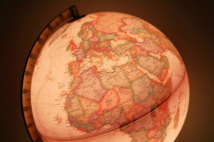 BIZAR. Gepensioneerde stapt omtrek van de aardbol af in eigen stad