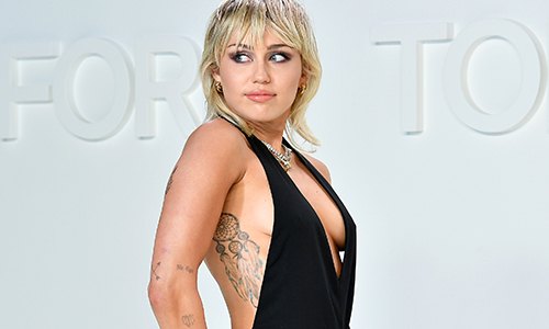 Halfnaakte Miley Cyrus maakt er een ZEER pikante Kerstmis van: “Je bent zó sexy!” (foto’s/video)