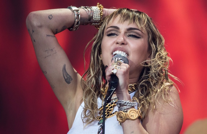 Miley Cyrus halfnaakt op cover van Rolling Stone: “Ik geef kranten tenminste iets om over te schrijven” (foto)