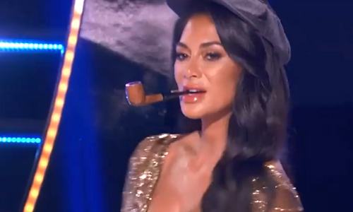 ‘The Masked Singer’-jurylid Nicole Scherzinger verbaast kijkers met deze PIKANTE outfit: “Waarom ben je zo mooi?” (foto’s)