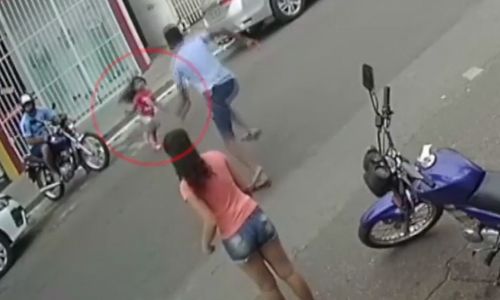 WOW: Meisje steekt zonder te kijken de straat over. Gelukkig grijpt haar heldhaftige broer net op tijd in! (video)