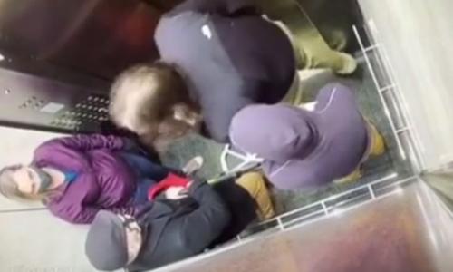 VERDIENDE LOON: Man in lift hoest opzettelijk op oude man. Dat was GEEN goed plan! (video)