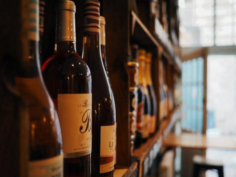 BIZAR. Winkeldieven hebben het gemunt op… champagne en pistachenootjes
