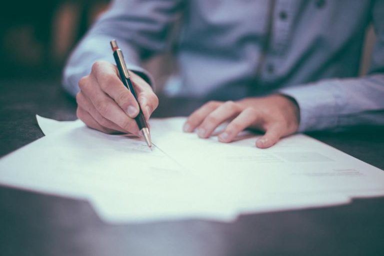 Werkloze vrouw krijgt nooit reactie op haar sollicitaties, tot ze gênante fout in haar CV ontdekt… (foto)