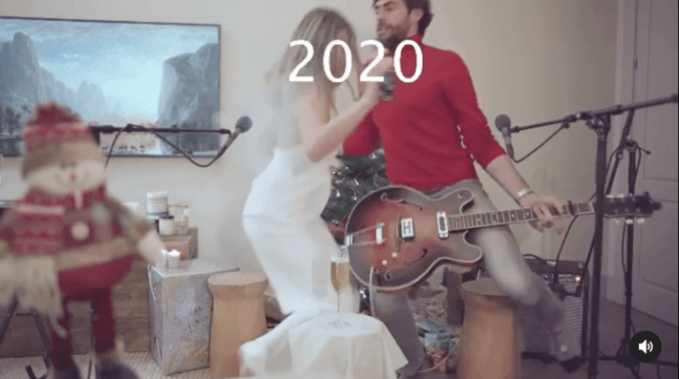 Langharige zangeres zingt vrolijk kerstliedjes met vriend, maar dan wordt het plots wat te heet… (video)