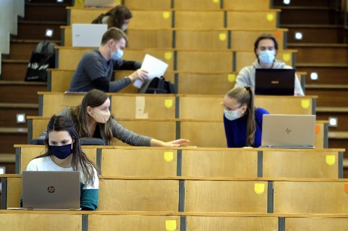 Vlaamse universiteiten en hogescholen blijven tot eind februari in code rood: “Iedere vorm van perspectief valt weg”