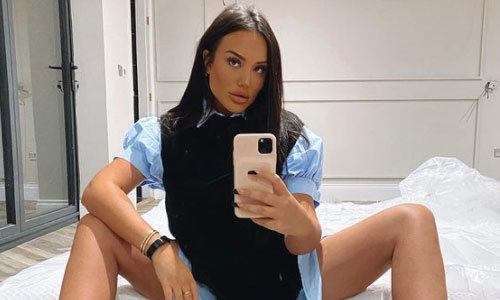 Blote ‘Geordie Shore’-ster schrikt op in zwembad: “Mijn vriend is een gluurder!” (foto’s)