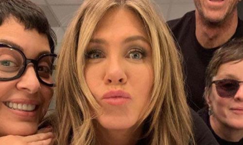 Jennifer Aniston in bikini en vreemde badkamerpose: “Geef jezelf wat meer liefde” (foto)