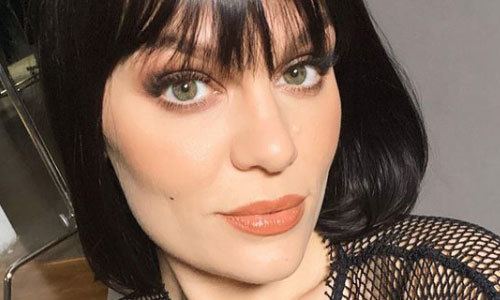Voormalig ‘The Voice’-jurylid Jessie J post pikante selfie. Fans reageren lovend: “Je bent een meesterwerk!” (video)