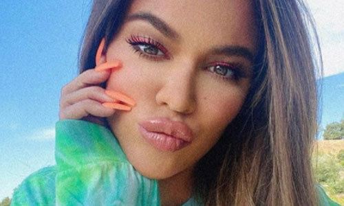Khloé Kardashian draagt enkel laarzen op nieuwe naaktfoto: “Wat een look!” (foto)