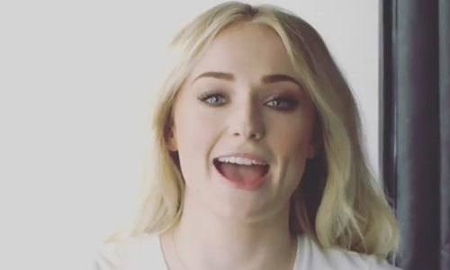 ‘Game of Thrones’-actrice genadeloos: “Als ik een mondmasker kan dragen tijdens de bevalling, dan kan jij dat ook in de winkel!” (video)