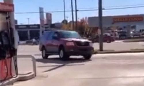 Knullige crash aan tankstation: “Rijden als een idioot doet je crashen als een idioot”(video)