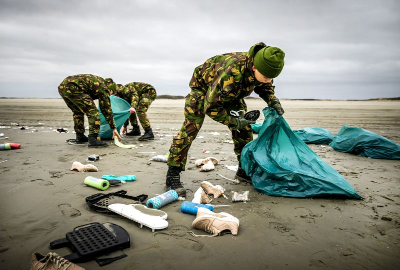 Noordzee ligt twee jaar na containerramp nog steeds vol afval: “Dit kan niet”