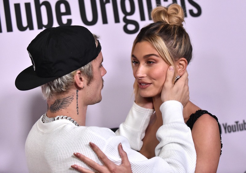 Justin en Hailey Bieber maken het gezellig op vakantie in Hawai (foto’s)