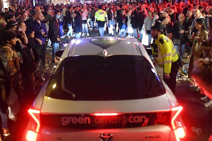 BIZAR. Britse politie grijpt in bij ‘illegale rave’, maar niets is wat het lijkt…