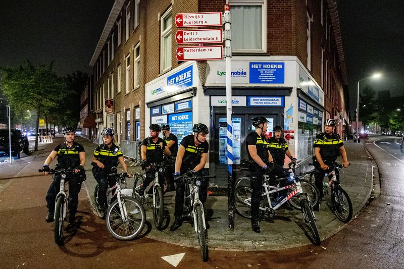 Nederlandse politie test blauwe zwaailichten voor agenten te fiets: “Is dit al een 1 april-grap?”